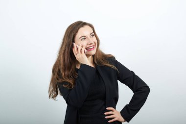 Cep telefonuyla konuşurken gülümse. Genç çekici kadın.