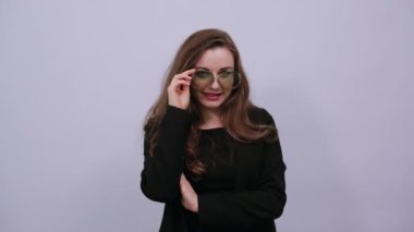 Şık bayan güneş gözlükleri göz kırpıyor. Modaya uygun, modern insanlar. çekici kadın