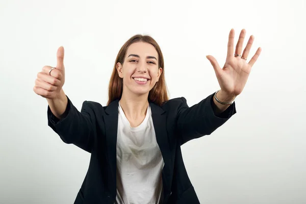 Feliz sonrisa femenina, muestra seis dedos en las manos. Cuenta, negocio, saludo — Foto de Stock