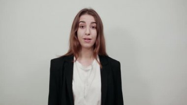 Mutlu kadın gülümser, elinde altı parmak gösterir. Hesap, iş, selamlama