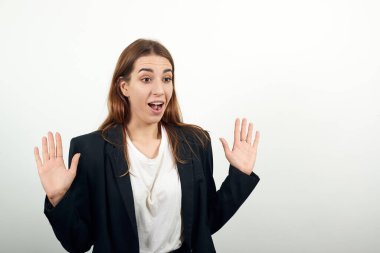 Şaşırdı, kadın ellerini kaldırdı, avuç içlerini gösterdi. Şok olmuş, şaşkın bayan