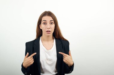 Parmağıyla göğsünü gösterip dik dik bakıyordu. Şok olmuş yüz ifadesi.