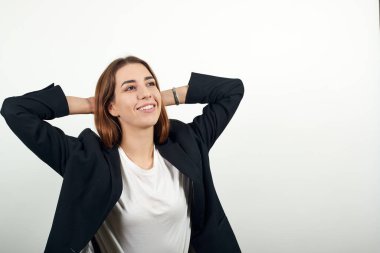Dinlenmek için zaman ayırıyorum. Kollarını başının arkasında tutuyor. Tatilleri düşünüyorum.
