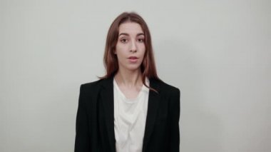 Şaşırdı, kadın ellerini kaldırdı, avuç içlerini gösterdi. Şok olmuş, şaşkın bayan