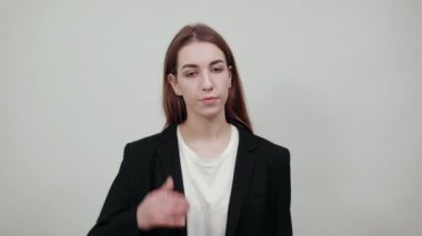 Telefon konuşmasını taklit eder, elini kulağına yaklaştırır, cep telefonu tutar gibi..