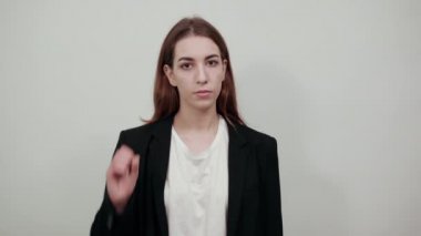 Kamerayı öne çeker, hayır der, katılmaz, kaşlarını çatar, uyarır.