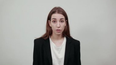 Çene sorusu, düşünceli yüz ifadesi. Şüpheliyim. Düşünceli bir yüz..