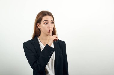 İşaret parmağı dudaklarda, sessizlik jesti, sessiz ol, sessizlik iste.