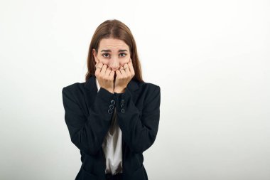 Korkmuş, duygusal olarak ısıran yumrukların görüntüsü. Parmak ekleminin arkasını kapatıyor. Korku