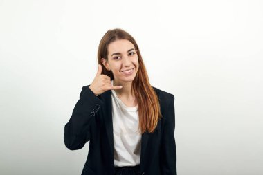 Telefon konuşmasını taklit eder, cep telefonu tutarken elini kulağına yaklaştırır.