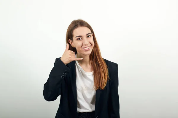 Imitiert Telefongespräche, hält die Hand am Ohr, wenn man das Handy in der Hand hält. — Stockfoto