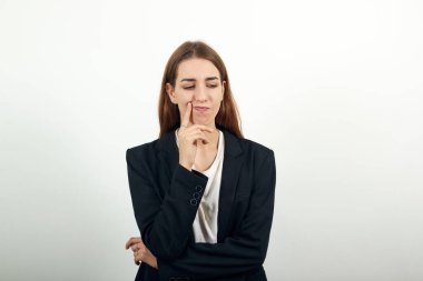 Soru soran çeneli, düşünceli bir yüz ifadesi. Şüpheliyim..