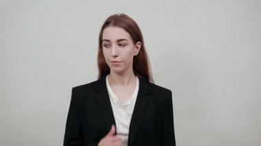 İşaret parmağıyla işaret eden bir işaret. Yönü göstermek için işaret parmağı.