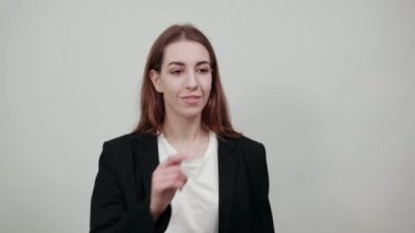 Telefon konuşmasını taklit eder, cep telefonu tutarken elini kulağına yaklaştırır.