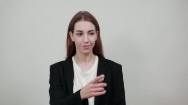 Soruyu düşünürken ellerini çenene koy, düşünceli yüz ifadesi. Şüpheliyim. Düşünceli.