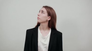 Soru soran çeneli, düşünceli bir yüz ifadesi. Şüpheliyim..