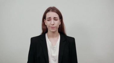 Diş ağrısı ya da debelenme yüzünden eli ağrıyan bir ağıza dokunmak