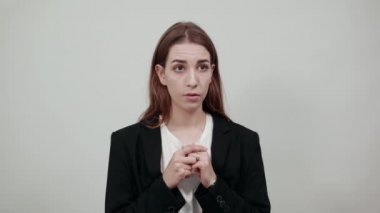 Korkmuş, duygusal olarak yumruklarını ısırıyor. Parmak ekleminin arkasını kapatıyor. Korku