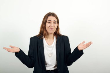 Kafa karışıklığı şüphe dolu yüzle elleri geniş açar. Şokta. samimi duygular.