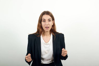 Yumruklarını sıkmak, bağıra çağıra yüzünü buruşturmak, ya acı içinde, ya da öfke içinde, tezahürat yapmak.