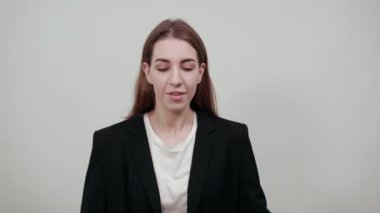 Yumruklarını sıkmak, bağıra çağıra yüzünü buruşturmak, ya acı içinde, ya da öfke içinde, tezahürat yapmak.