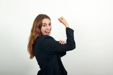 Gururlu hissetmek, güçlü olmak, büyük güç göstermek, kaslarını göstermek için kollarını kaldırır.