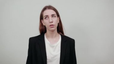 Kızgın büyük gözler, yanaklar şişiriyor kavga üstüne kavga.