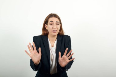 Avuç içlerini kameraya tutmaktan korkuyorlar. Panik halinde, yüz ağrısı içinde.