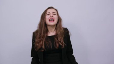 Mutlu Kadın Elleri Sıkışmış Yumruklar Gülümsemesi. Memnuniyet Kişi. Çekici Kadın