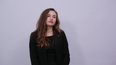 Tatlı hava öpücüğü yolluyorum. Kırmızı dudaklar esnetiyorum. Selfie çekmek için elimi uzatıyorum.