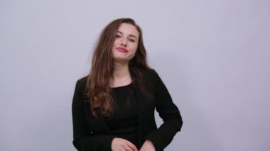 İyi bir şey olduğunu gösteren olumlu bir işaret gibi. Parmak hareketi.