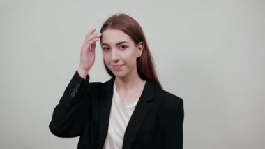 Merhaba kol işareti, beş parmağı gösteriyor, el sallıyor, el sallıyor.