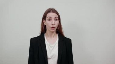 Çığlık at ve el ele tutuşarak ağzını aç. Ellerinle bağırarak.