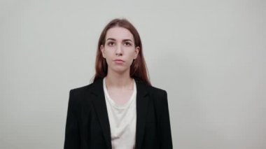 Soru soran bir el çenesi, düşünceli bir ifade. Şüpheliyim. Düşünceli bir yüz..