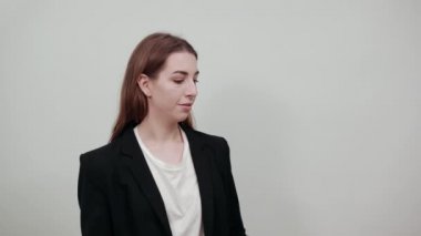Soru soran bir el çenesi, düşünceli bir ifade. Şüpheliyim. Düşünceli bir yüz..