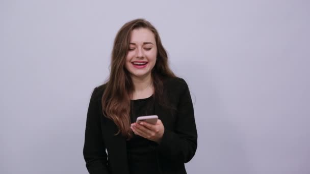 Naukowiec korzysta z telefonu komórkowego SMS smartfona, śmiejąc atrakcyjną kobietę — Wideo stockowe