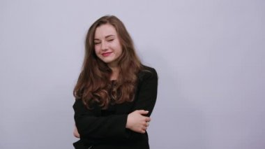 Sevimli bir kadın saçına ve vücuduna dokunur. Halkın Şefkati, İyiliği