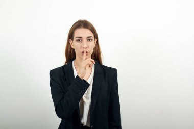 İşaret parmağı dudaklarda, sessizlik jesti, şşşş sessiz, sessiz işaret parmağı