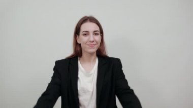 Kollar açık, sarılmaya hazır, parmaklar sarılmaya açık, eller açık.