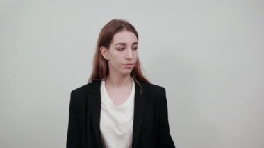 İşaret parmağıyla işaret eden bir işaret. Yönü göstermek için işaret parmağı.