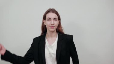 Kollar havaya, sevinçle başarı yumruklarını kutlayalım. Çekici kadın kahverengi saçlı.