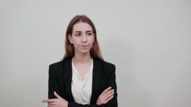 İki eli olan büyük bir nesne, şaşkınlıktan nefesi kesiliyor, avuçlarını önünde tutuyor.