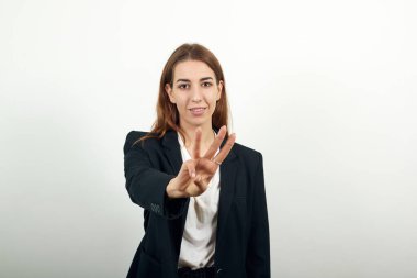 Üç parmak, üç el hareketi, üç numarayı ellerinle göster.