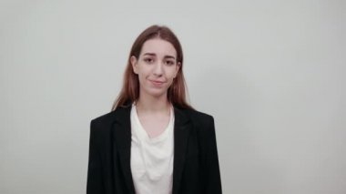 El ele tutuşun, elmacık kemikleri aşırı neşeli avuçlar çene hareketli gülümsemeye dokunun.