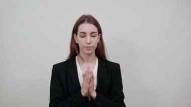 Stresli yüzler ve eller, ağlamak umutsuz hissettiriyor. Korku, utanç, şiddet.