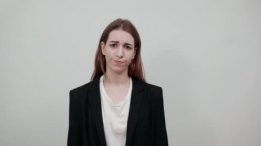 Ayakta durup, el ele tutuşmak kaba bir davranıştan rahatsız oldu. Sinir bozucu