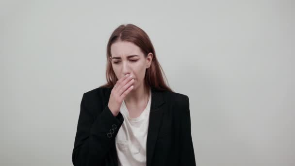 Tosse, copre la bocca con la mano. Girato per articoli malattie delle vie respiratorie superiori — Video Stock