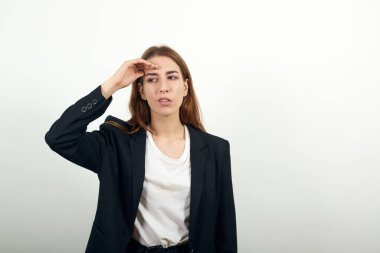 Stres ya da baş ağrısı. Ağrı yüzünden buruşması boynunun arkasını gösteriyor.