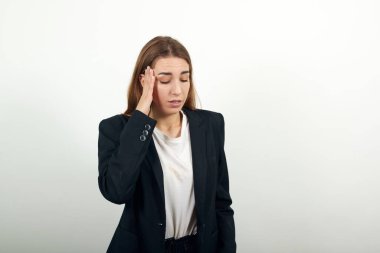 Baş ağrısı, boyun arkasını tutarak konumu gösterir. Yorgunluk