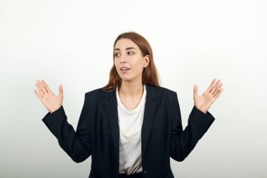 İki eli olan büyük bir nesne, şaşkınlıktan nefesi kesiliyor, avuçlarını önünde tutuyor.